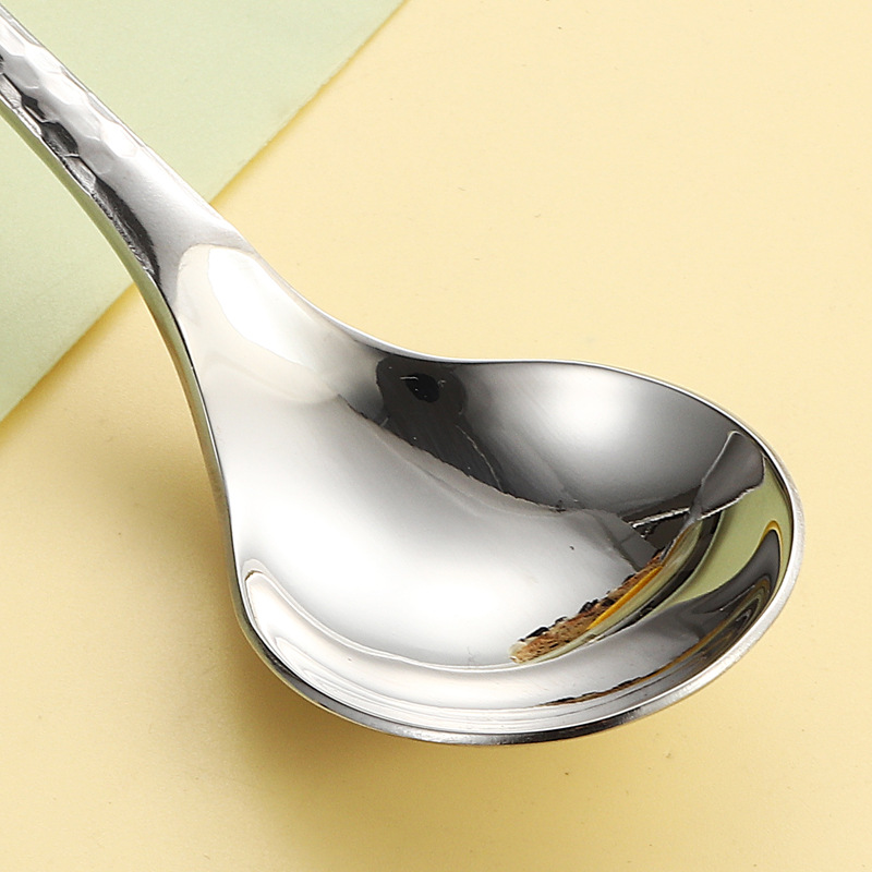 Cuchara de acero inoxidable 304, cuchara pequeña para comer de alto valor, cuchara de postre, cuchara redonda de red roja, cuchara de patrón de martillo de lujo ligero creativo