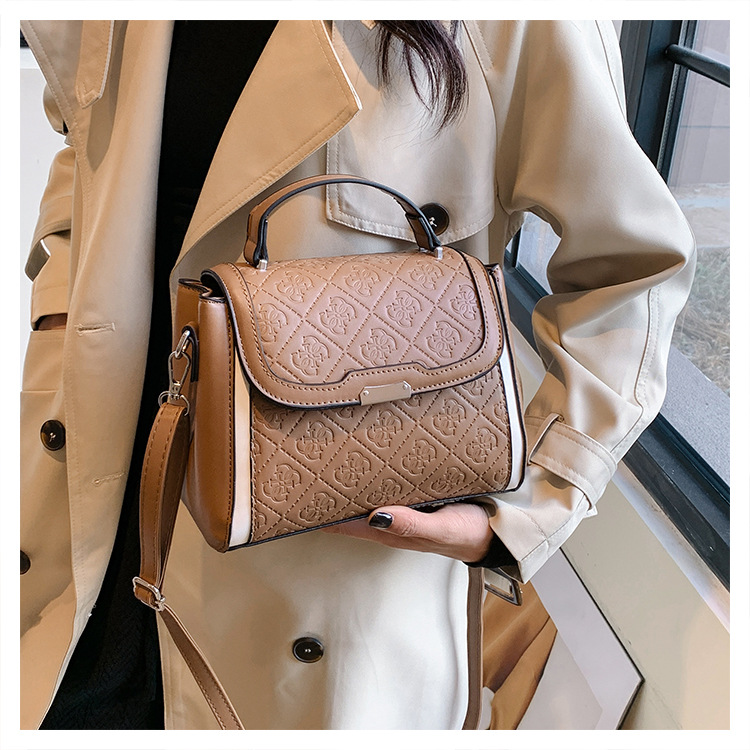 Women's Small Pu Leather Solid Color Lingge Vintage Style Classic Style Magnetic Buckle Crossbody Bag display picture 23