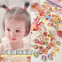 子供の漫画の親指の輪の女の子の赤ちゃんは小さい皮の筋の髪のひもをつかんでかわいいです。