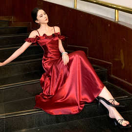 2026热恋红酒高级法式缎面一字肩红色吊带连衣裙女荷叶边礼服