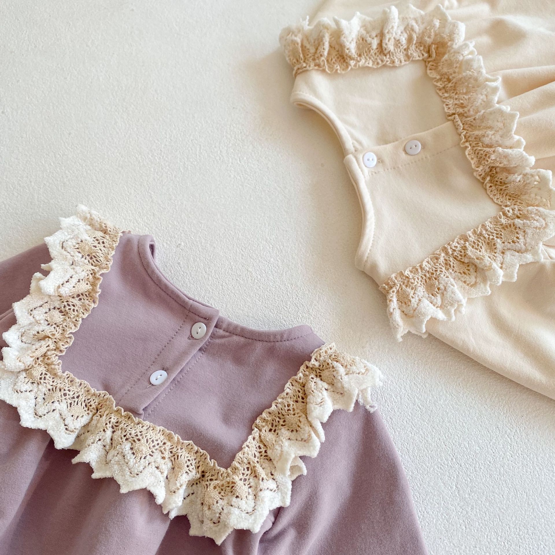 Tuta a maniche lunghe con bordo in pizzo e foglia di loto per bambina primavera 2024 Ha Yi Triangle Crawler Dress Viene fornito con_voghion.com