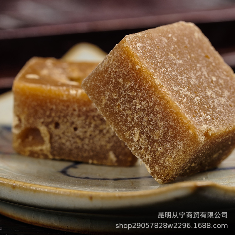 Yunnan Qiaojia Small Bowl Brown Sugar Pure Sugarcane Juice Individually Wrapped Jar 368g in use