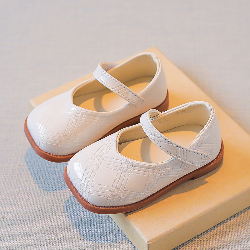 Zapatos de cuero para niñas para primavera y otoño, zapatos negros para actuaciones en el jardín de infantes, zapatos infantiles de suela blanda estilo británico, zapatos de punta cuadrada para niños pequeños.