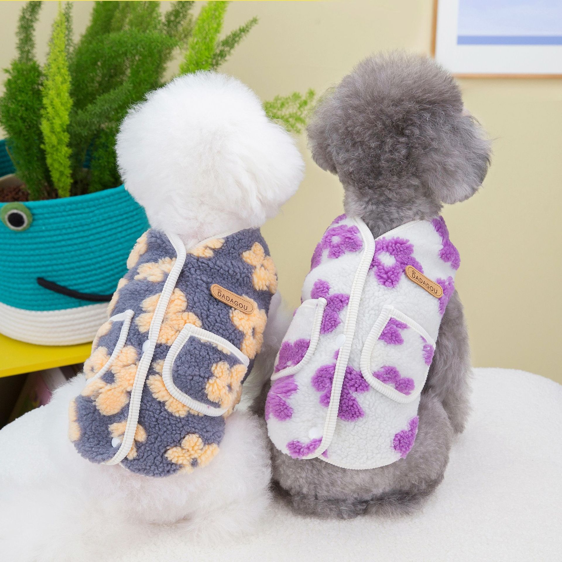 Pet clothes dog clothes autumn and winter set Teddy cat pet clothing winter new 23 five-leaf flower fur coat