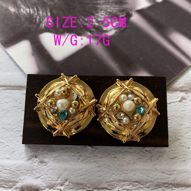 Retro Geometric Pearl Diamond Earrings Wholesale Nihaojewelry display picture 4