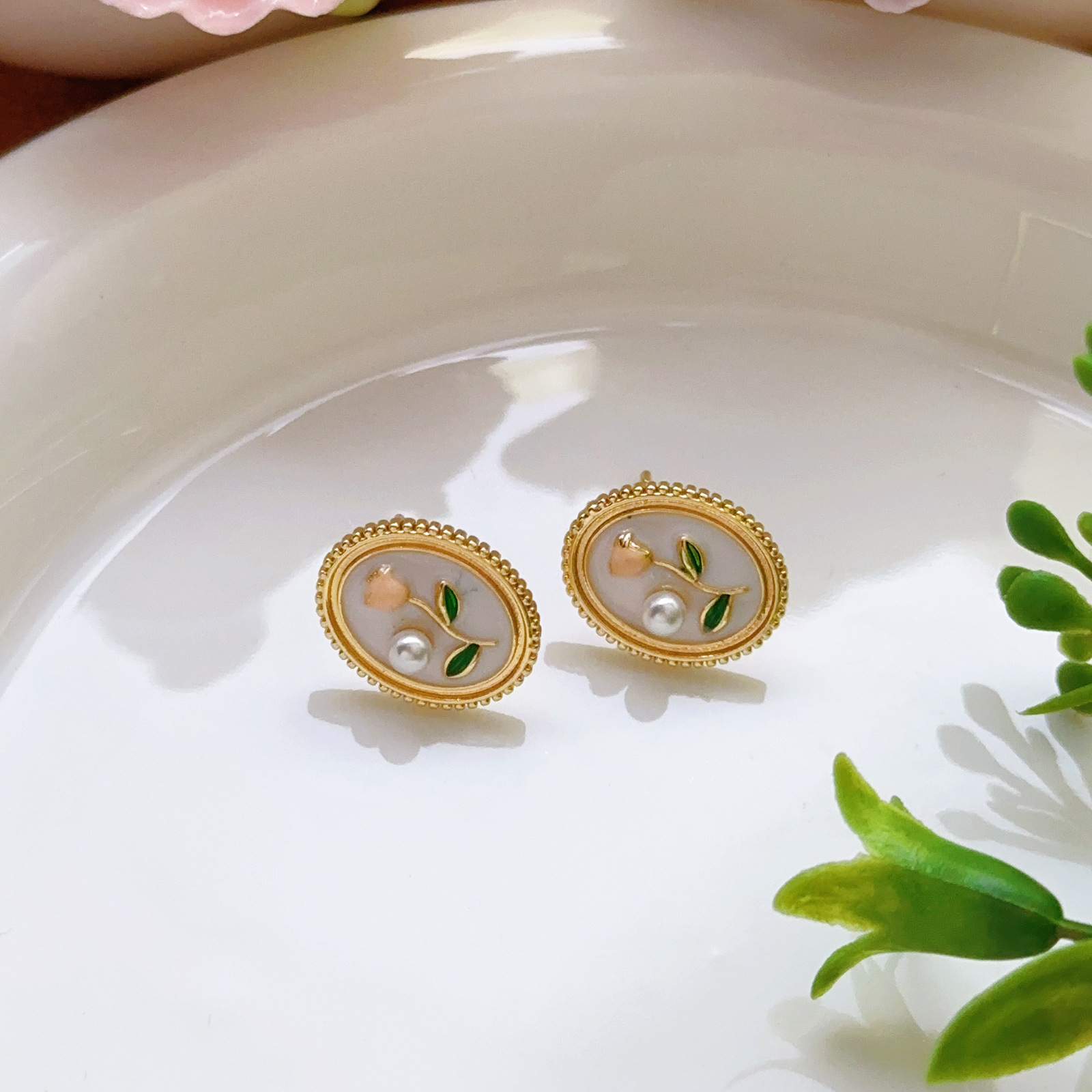 Pendientes de perlas Zhuji, temperamento blanco francés, pendientes antiguos, desplazamientos diarios, lujo ligero, joyería de orejas de alta gama al por mayor