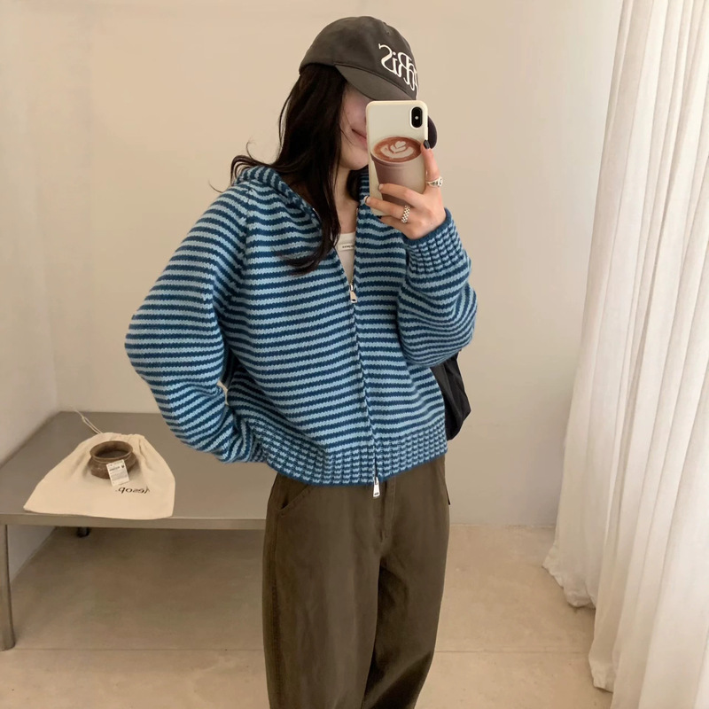 Korean-style hooded striped sweater coat, new autumn/winter fashion, loose and relaxed fit, thick knit top Korean-style hooded striped sweater coat, new autumn/winter fashion, loose and relaxed fit, thick knit top