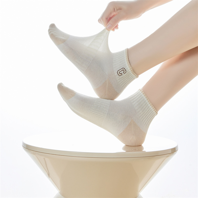 Calcetines de primavera y verano para mujer nuevo estilo claro con bordado de letras caqi calcetines de tendencia estilo coreano calcetines de malla transpirables para mujer al por mayor