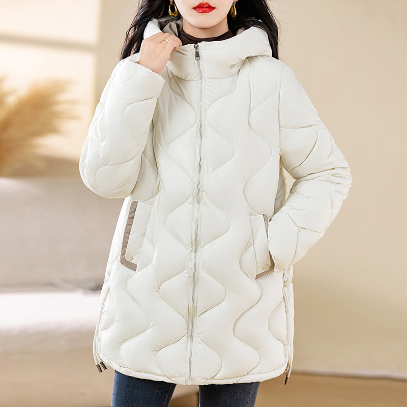中長の菱格の襟がなくて薄い羽毛の綿服の女性の冬のデザイン感があります。|undefined