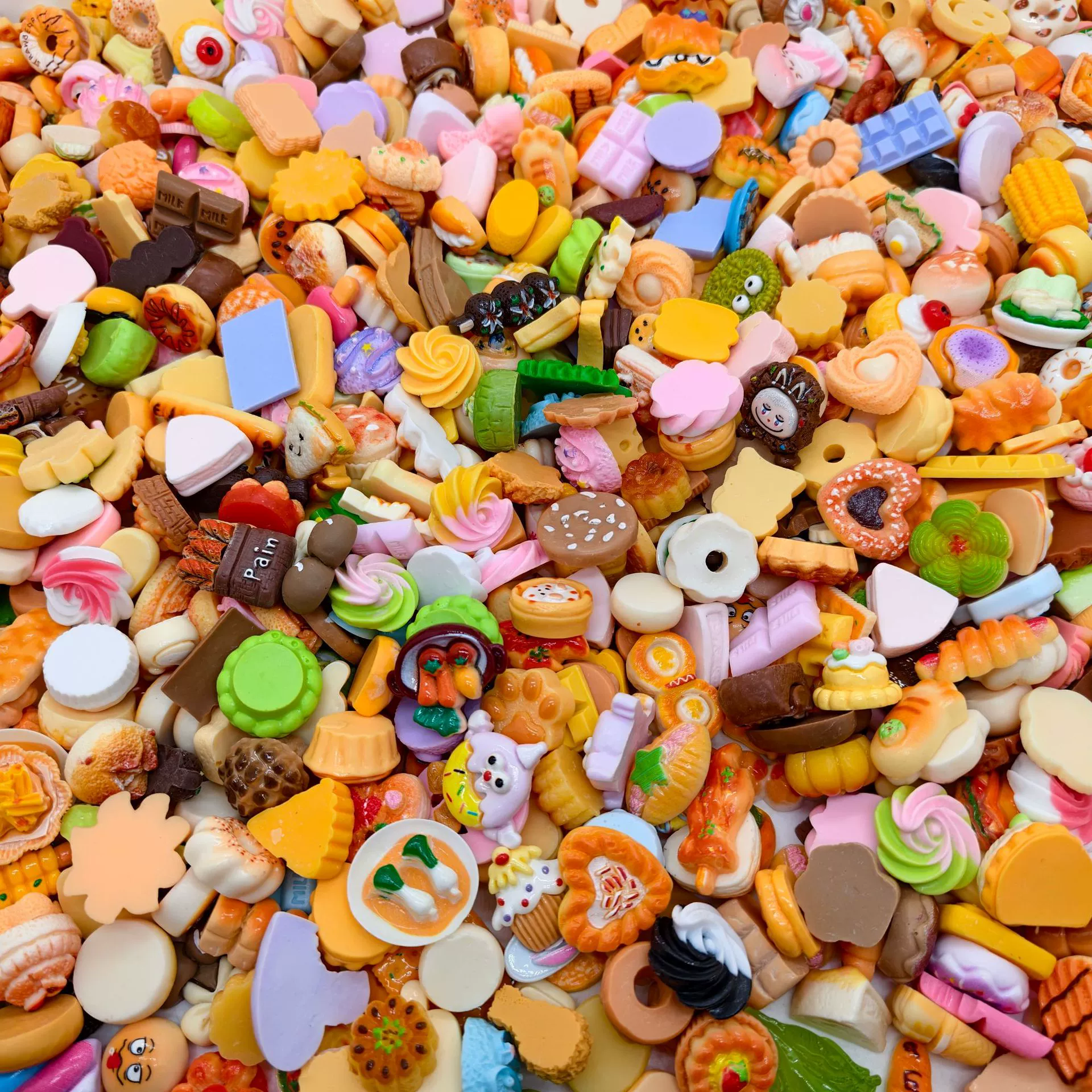 Набор миниатюрных реалистичных игрушек-еда в ассортименте для творчества: смешанный опт, материалы для рукоделия (крем, клей), аксессуары для украшений из смолы