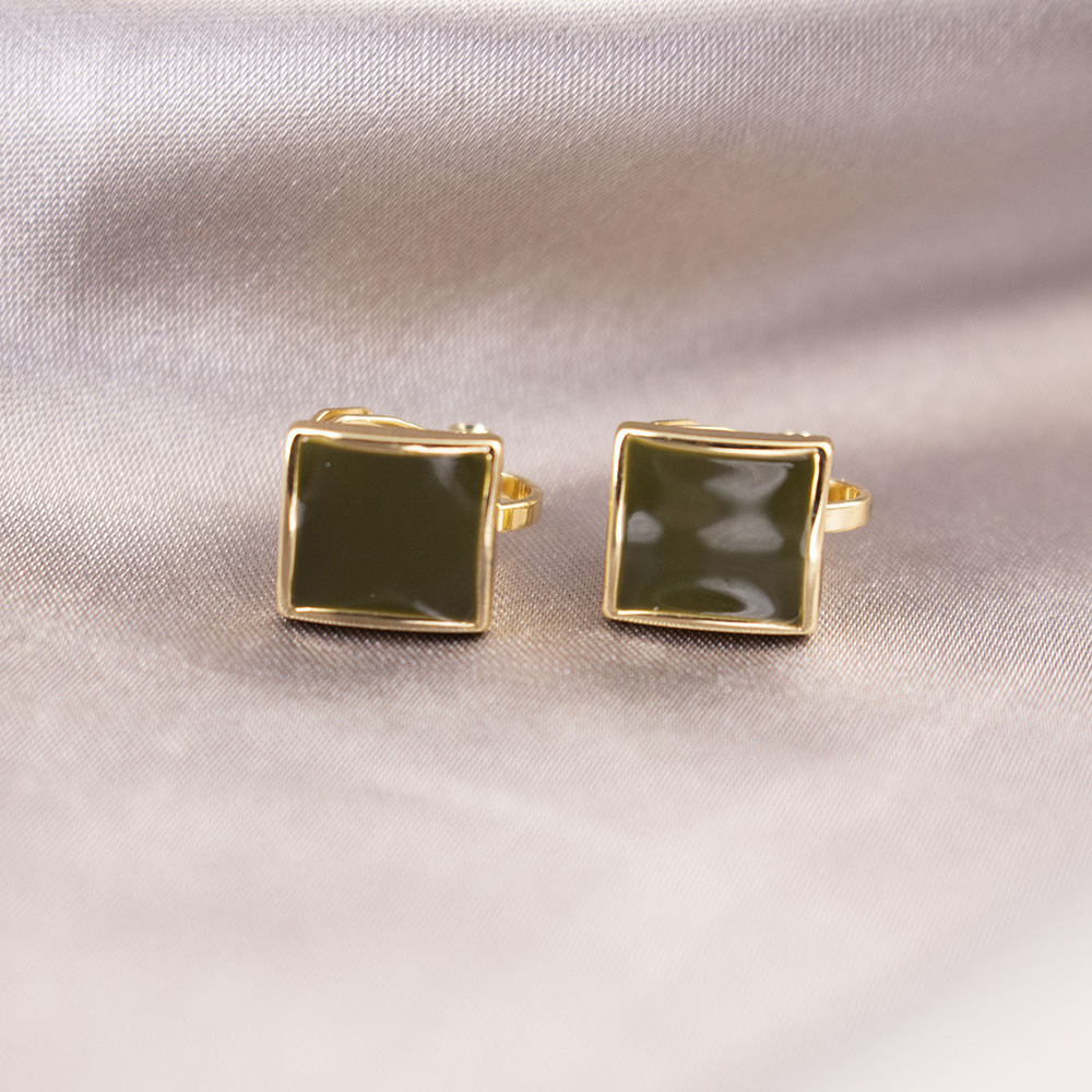 Pinza para la oreja indolora cuadrada con goteo de aceite simple, sin perforaciones para la oreja, temperamento de nicho, pinza para la oreja triangular, sentido de diseño, pendientes de sentido avanzado, mujer