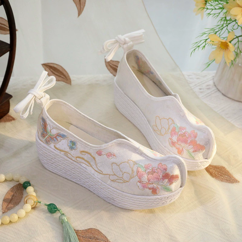 (2512-02) Весенний новый национальный стиль вышитой обуви