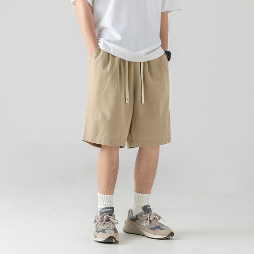 Japanese-style men's casual work shorts with a loose fit, suitable for summer, versatile, basic solid color, pleated, five-pocket pants for men.