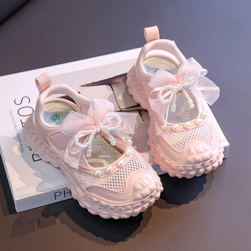 Sandalias deportivas de malla hueca para niñas, novedad de verano 2026, zapatillas versátiles para niños con lazo de perlas y malla.