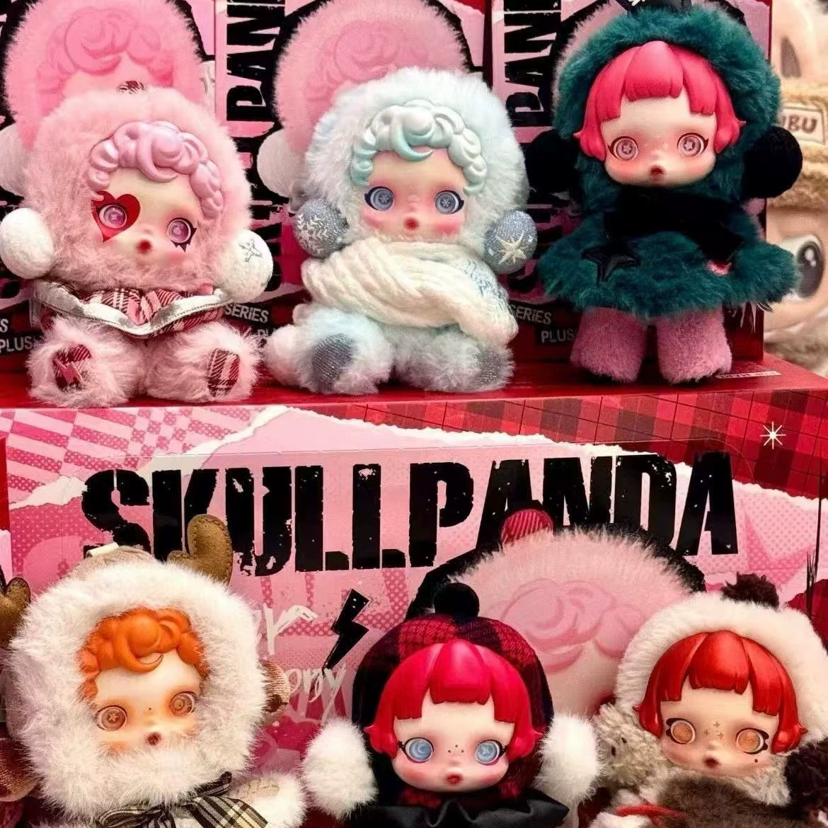 Плюшевый брелок (POP MART) Skullpanda зимняя серия, 16 см, с меховой капюшоном, коллекционный