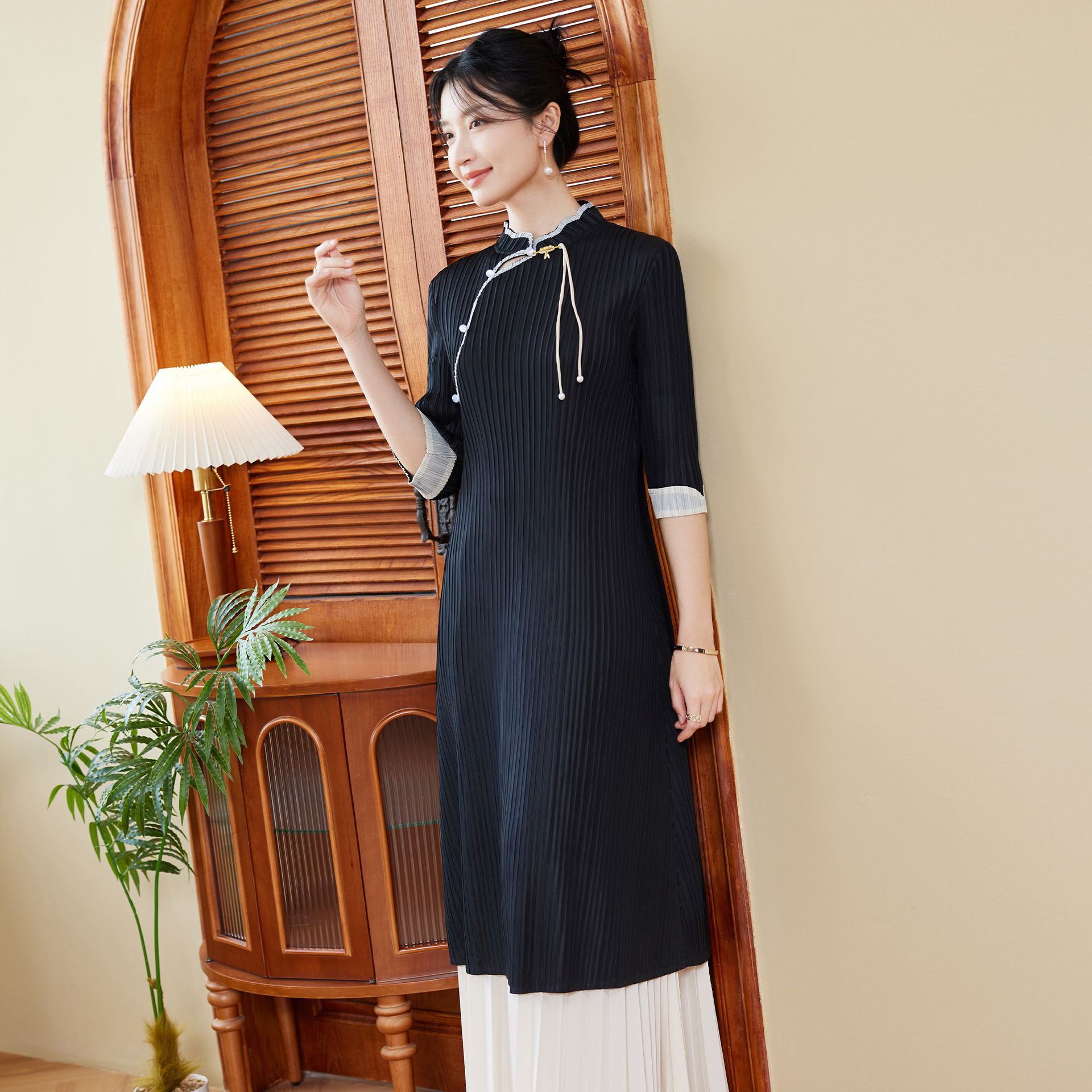 三宅黑色连衣裙中年妈妈春装2024新款新中式女装褶皱大码气质长裙