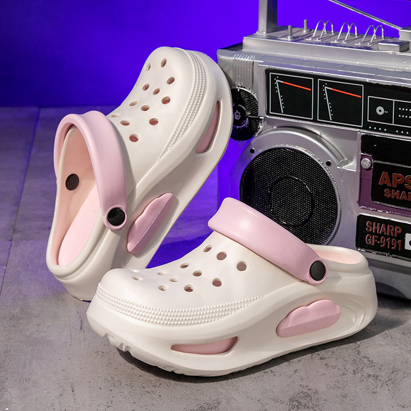 Dongdong zapatos de mujer 2025 nuevo verano desgaste de soleas gruesas antideslizantes desodorantes arena pisar mierda sensación zapatillas de mujer frías