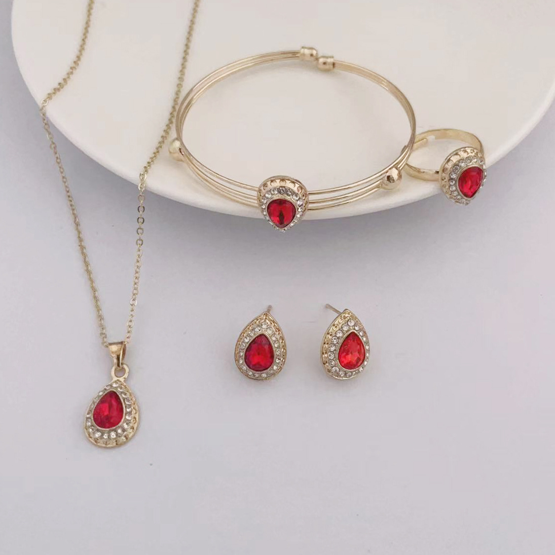 Europeo y americano transfronterizo nuevo collar traje exquisita aleación multicolor gota de agua collar pendientes joyería de cuatro piezas en stock