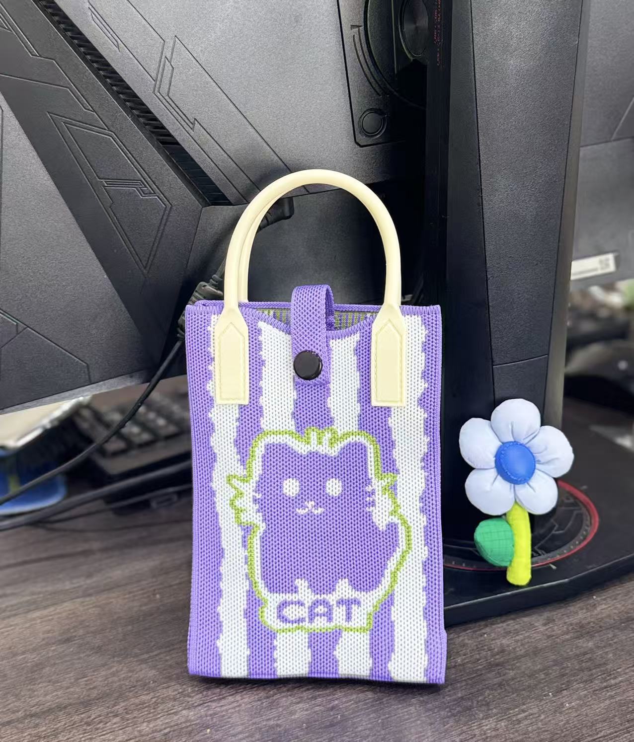 Morado. Gato rayado
