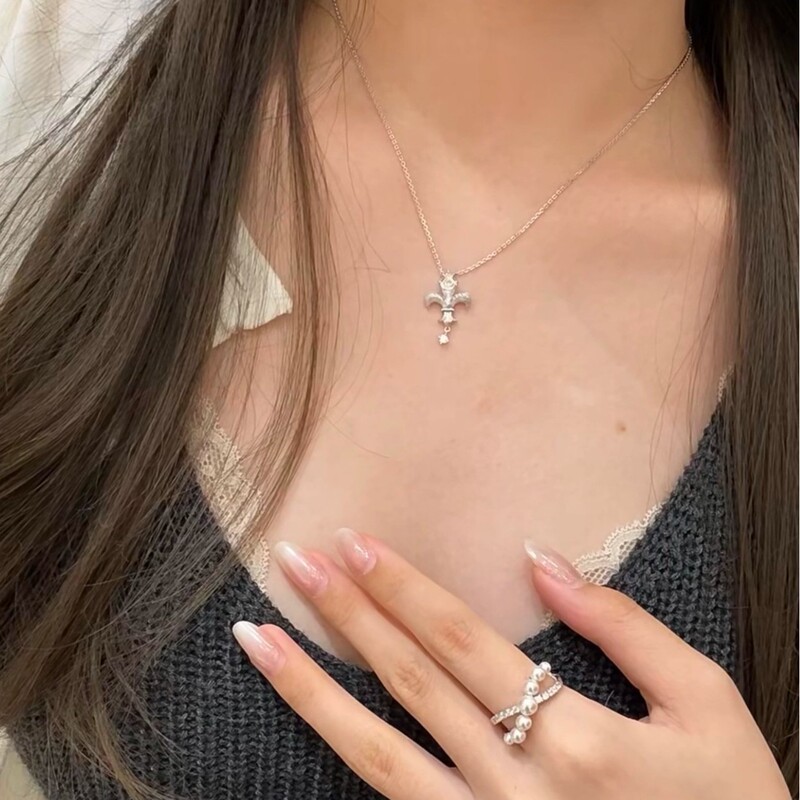新商品の矢の形のアイリスの花の糸のネックレスの女性の軽くて豪華な大衆の高級感の甘くてかわいいです。|undefined
