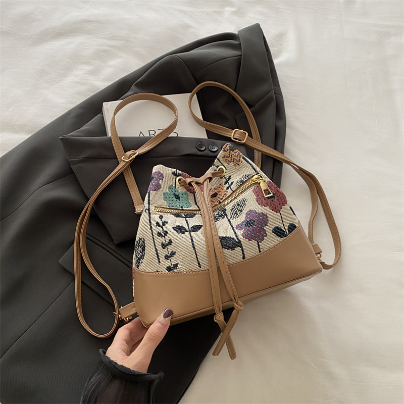 Bolsa de mochila de estilo nacional para mujeres 2024 nuevo bolso de moda para teléfonos móviles de verano ocio retro bolso de cubo de cuerda