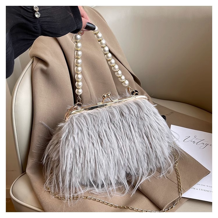 Women's Exquisite furry plush bag messenger bag autumn and winter plush bag pearl chain handbag_voghion.com