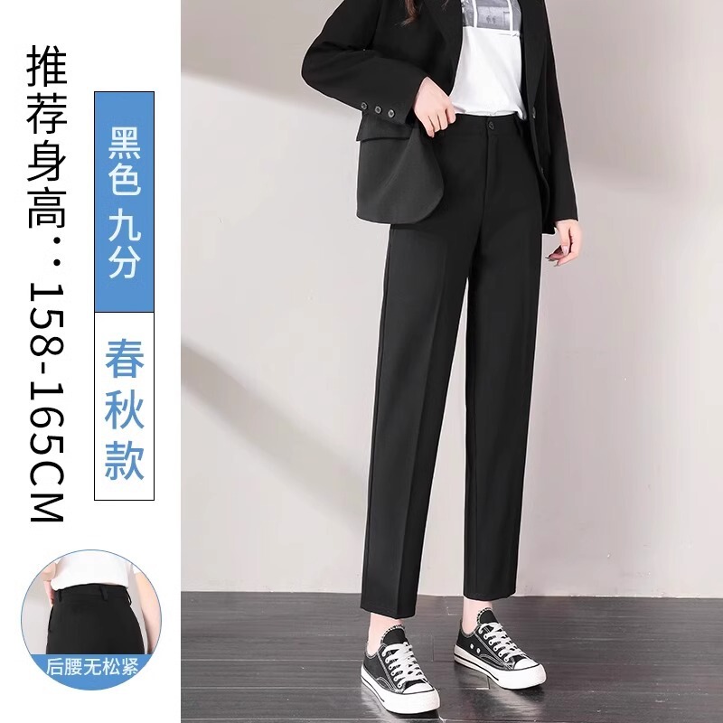 黒いスーツのズボンの女性のペンダント感があります。|undefined