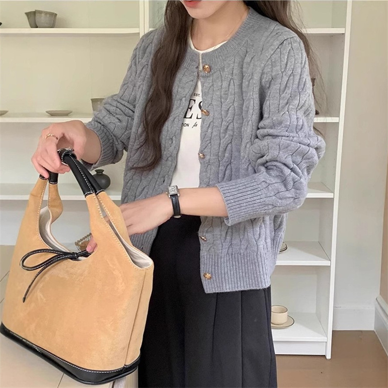 レトロケーブルニットカーディガン女性の秋と冬の新しい韓国スタイルラウンドネック小さなゴールドボタンルーズショートセータージャケットトップ|undefined