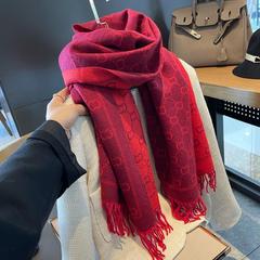 小香新年の赤い両面はカシミヤのマフラーをまねています。