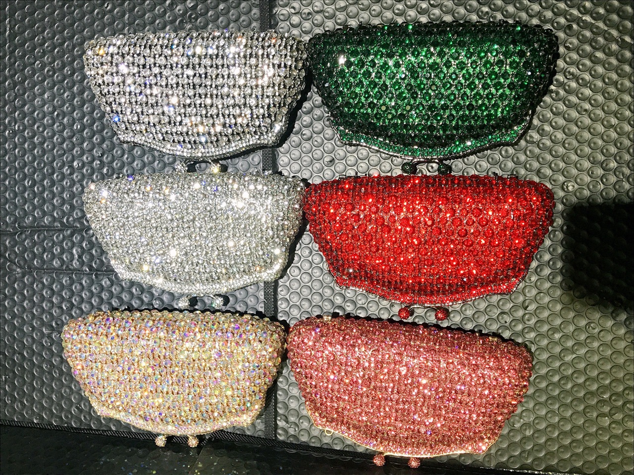 Túi clutch dạ tiệc đính kim cương thủ công kim loại rỗng — Vàng kim AB chi tiết 7