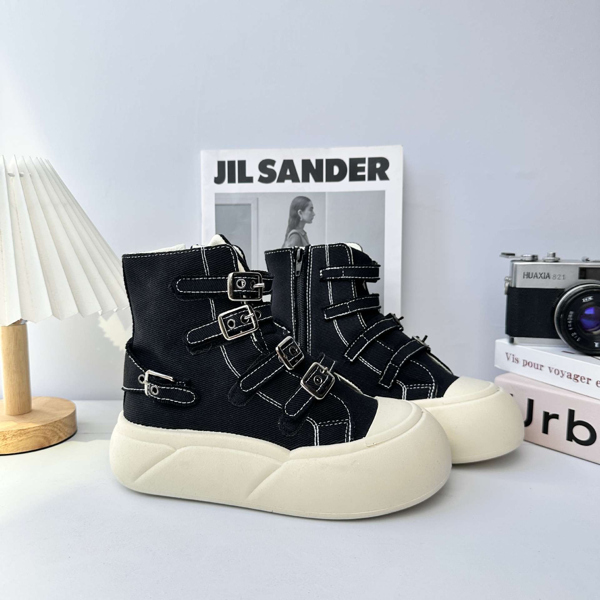 YuanWa, zapatos de lona casuales de suela gruesa para mujeres, 2025 nuevos zapatos de hebilla de primavera y otoño, zapatos blancos de alta altura.