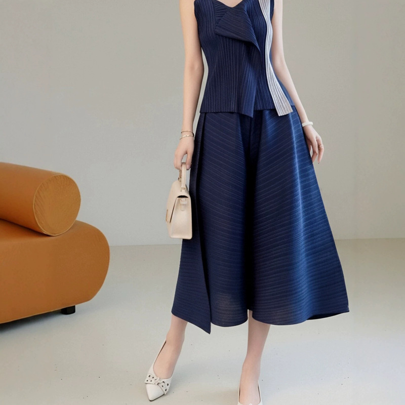 Women's Summer Pants with a High-End Feel, Plus-Size, Loose Fit, Slimming, Irregular Drape, Versatile, Three-Quarter Sleeves, Casual Pants in Issey Miyake Style Women's Summer Pants with a High-End Feel, Plus-Size, Loose Fit, Slimming, Irregular Drape, Versatile, Three-Quarter Sleeves, Casual Pants in Issey Miyake Style