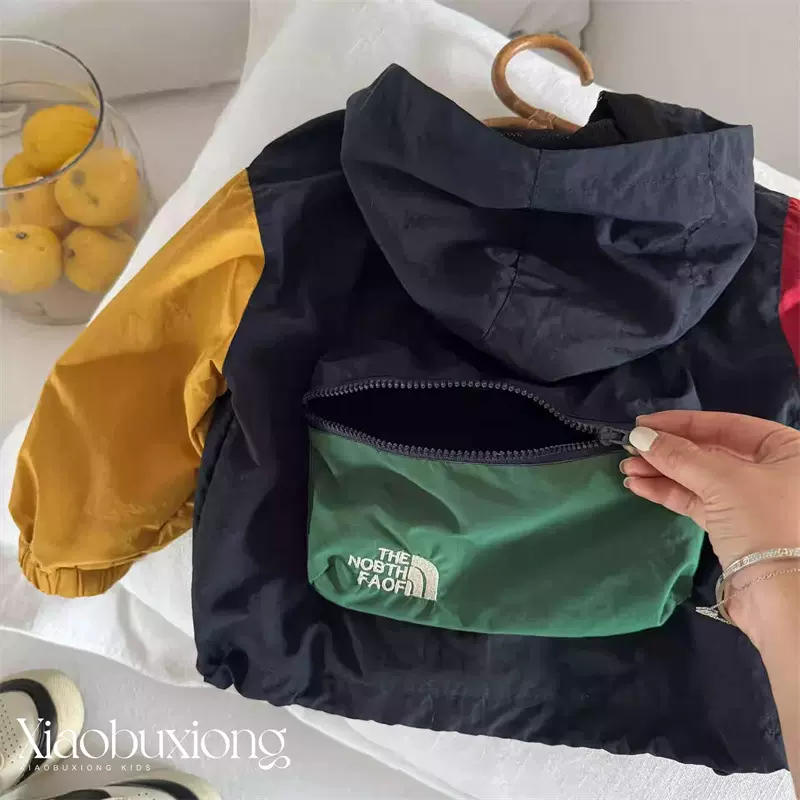 儿童连帽冲锋衣2025春秋新款男女童拼色上衣潮牌宝宝字母外套洋气