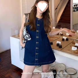 南法湖边 牛仔背心裙单排扣复古时髦微收腰无袖连衣裙女