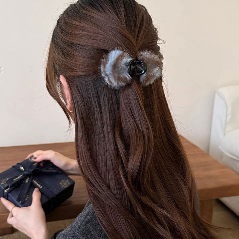 秋冬新款可爱毛球抓夹女高级感后脑勺小号发夹半扎鲨鱼夹发卡头饰