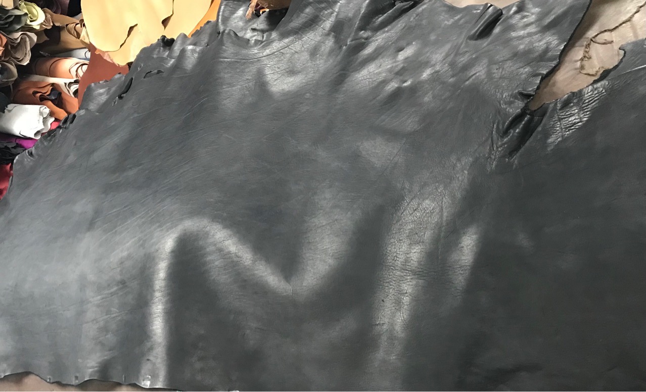 黑色重油蜡植鞣牛皮 天然纹路水染皮料 2.5mm 15-20尺 蜡感强