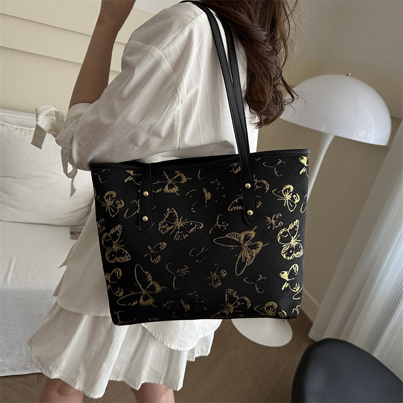Nueva primavera y verano, nueva bolsa china de gran capacidad, estilo nacional de mariposa bordada bolsa de cubo, bolsa de hombro casual versátil.