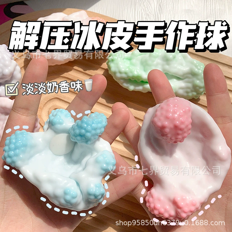 Может придать форму ультратонкому белому мячу мягкая восковая ледяная кожа