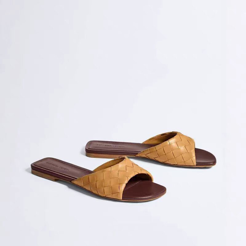 Guangzhou Women's Shoes/26 Years of Experience in Summer Handmade Woven Sheepskin Square-Toe Open-Toe Flat Mule Sandals for Women