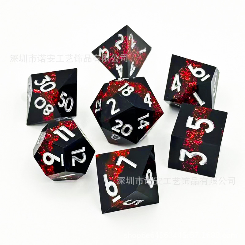 검정 바탕에 빨간색, 은색 글자