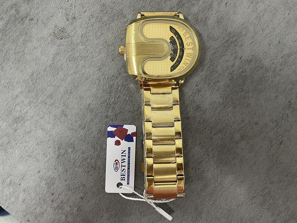 Montre quartz homme dorée forme u style luxe rétro_voghion.com
