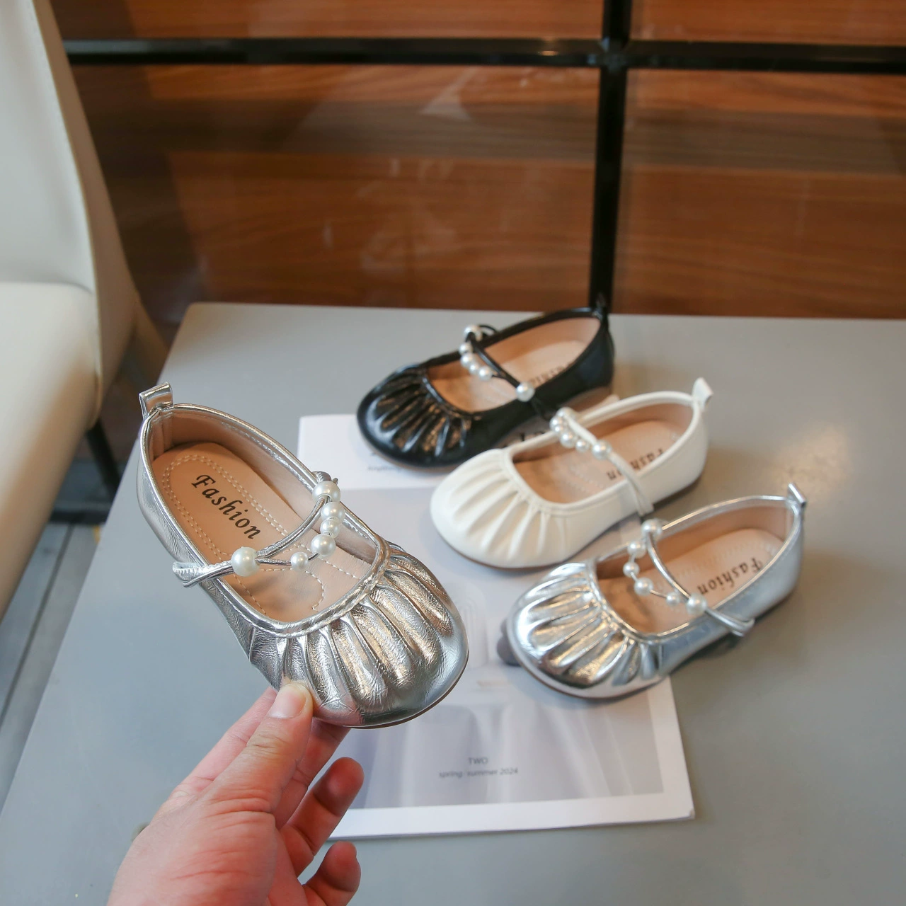 Туфли принцессы для девочек 2024, весенне-осенние туфли Мэри Джейн с неглубоким горлышком, одинарные туфли среднего и большого размера, детские маленькие ароматные шапочки на липучке