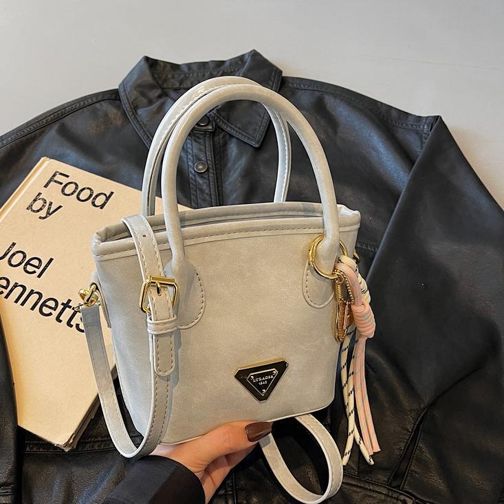 Bolso de mano de moda versátil para mujeres 2025 nuevo color de contraste de moda de un solo hombro bolso de cubo de alta sensación de mochila casual