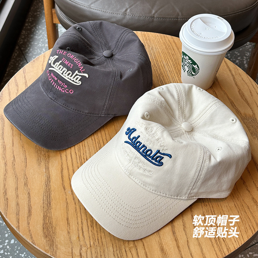 Nuevo sombrero de béisbol bordado tridimensional de moda sombrero de lengua de pato superior suave para hombres y mujeres algodón mostrando la cara pequeña beige ajustable