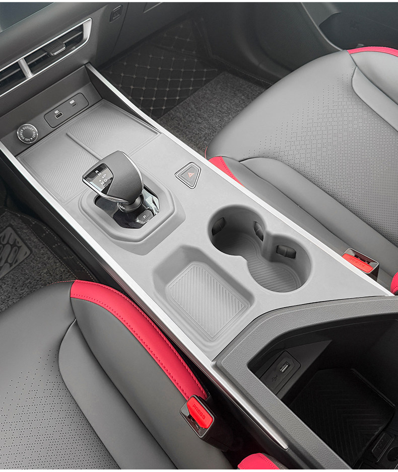 Suitable for Chery Jetour Dasheng Center Console Silicone Protective Mat, Wireless Charging Interior Gear Shift Anti-Slip Mat Modification Accessories