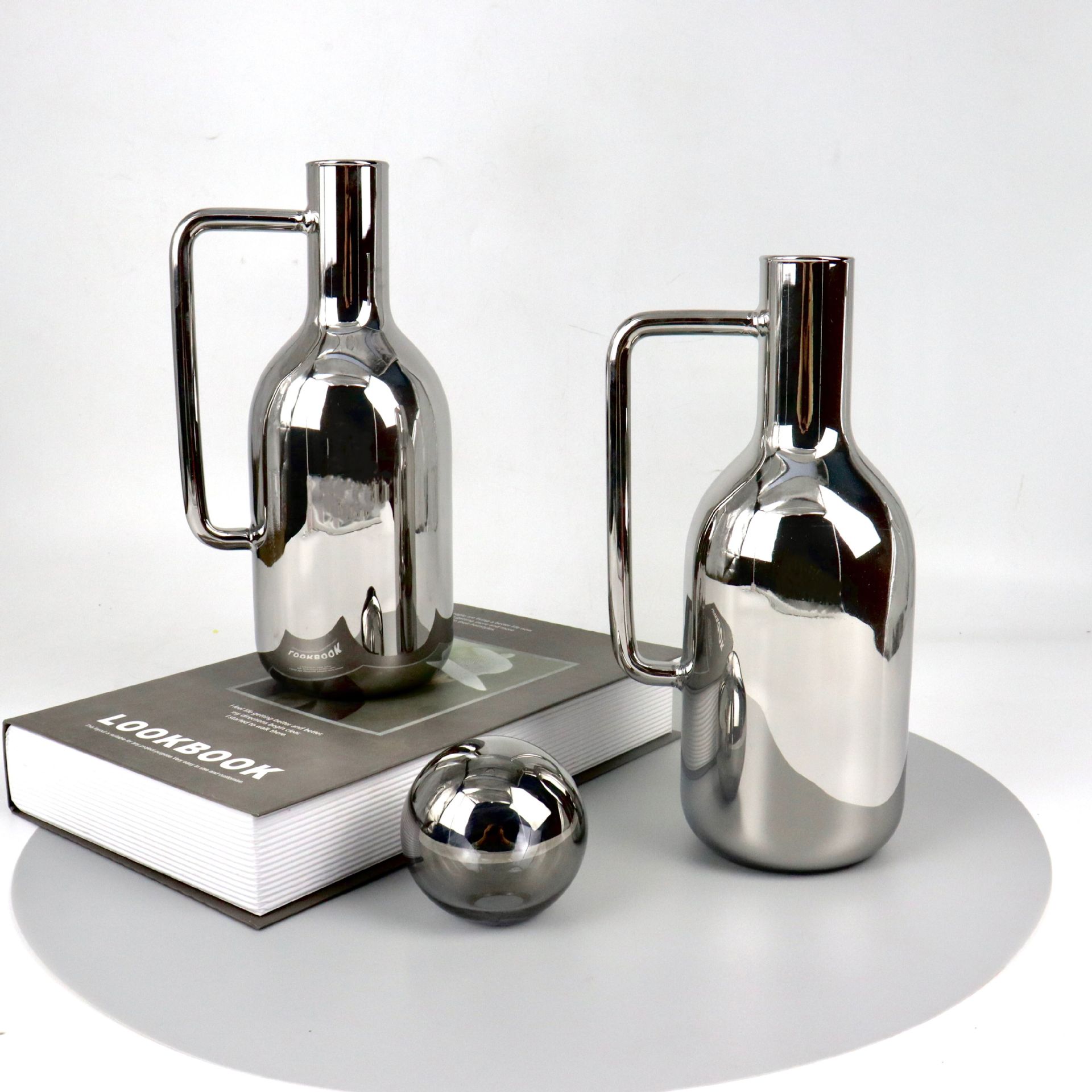 Nordic minimalist style creative handle silver glass jug for hotel gatherings, sample room display decoration jug