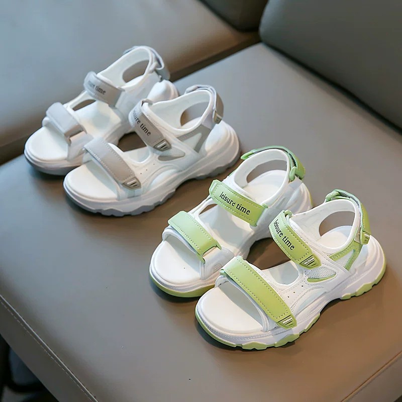 Sandalias deportivas para niñas 2026 verano nuevo estilo de moda para niños zapatos de playa variados zapatos de soleas antideslizantes suaves para niños grandes