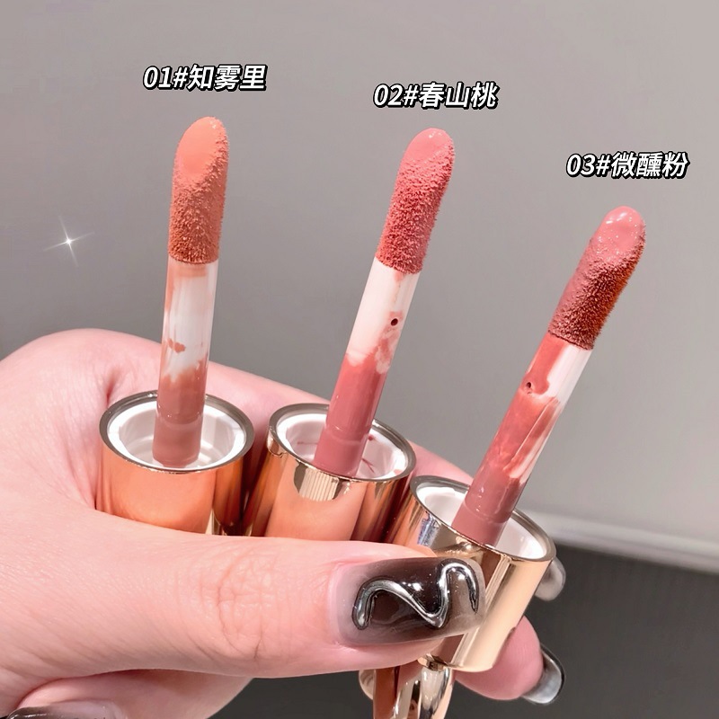 Shakino Soft Yarn Powder Mist Blush Liquid, un polvo gris de baja saturación que mantiene el maquillaje y brinda un blush carminado suave.