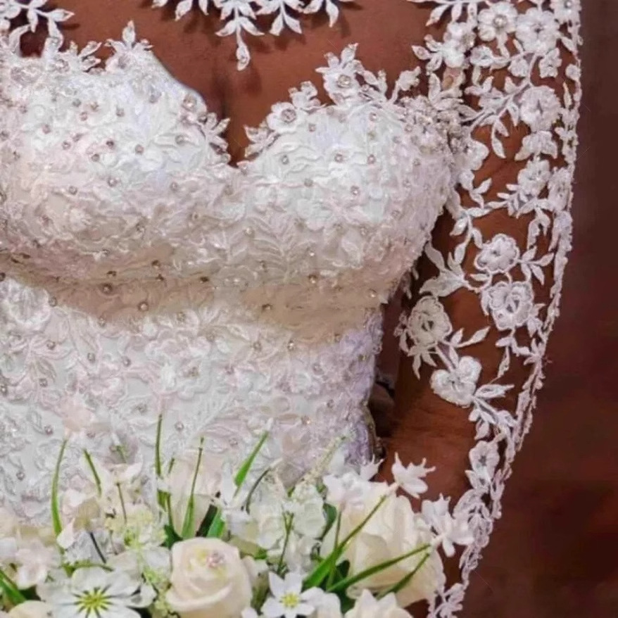 Vestido de noiva elegante estilo sereia com cauda longa – Cintura alta, manga comprida, branco puro para um look atemporal_voghion.com