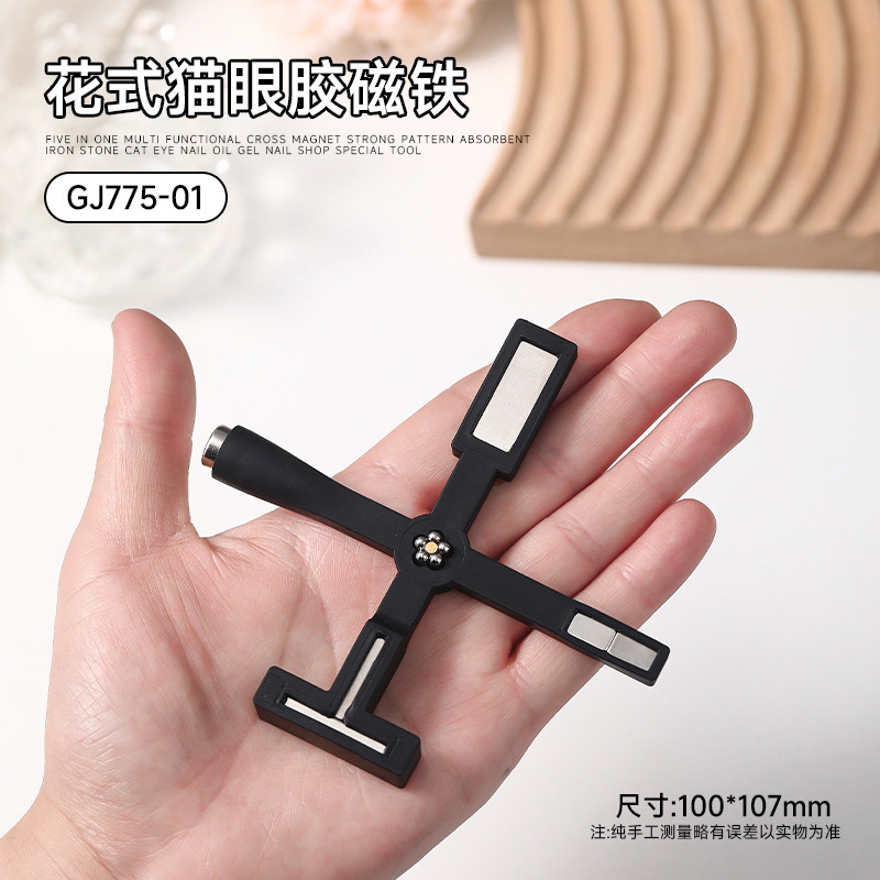 Cruz negra cinco en un imán